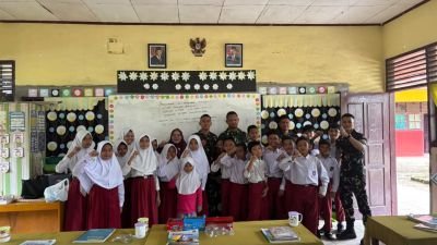 Personel  Yonif TP 850/SC Bangkitkan Nasionalisme Siswa SDN 010 Semelinang Darat