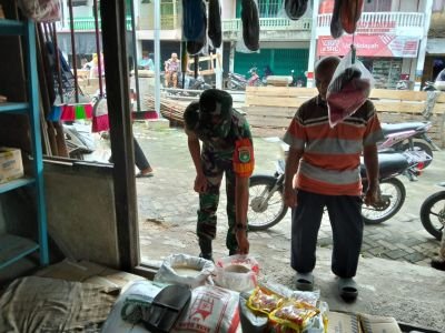Pratu Dandy Zulfahmi Cek Harga Sembako di Wilayah Binaan