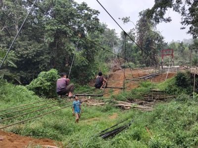 Progres Pembangunan Jembatan Gantung Talang Perigi, Pekerja Lakukan Penyetelan & Pengelasan Besi Hol