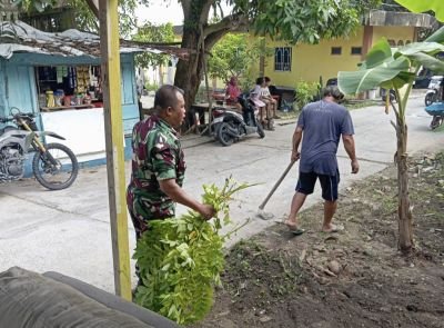 sambut-idul-adha-babinsa-koramil-05-pimpin-gotong-royong-warga