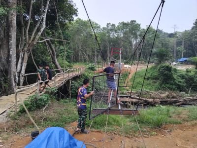 Satgas Kodim 0302/Inhu Lanjutkan Pemasangan Pagar Jembatan Talang Perigi