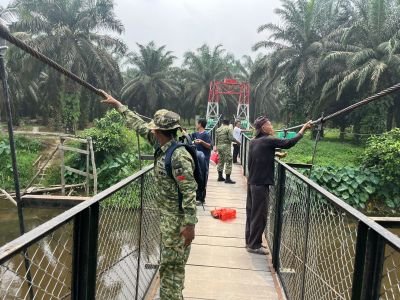Satgas Kodim 0302/Inhu Rawat Jembatan Gantung Garuda di Ringin-Belimbing