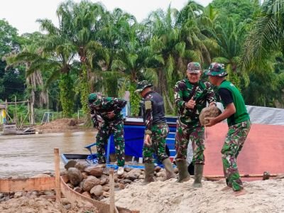 Semangat Gotong Royong Tak Pernah Padam, TNI dan Warga Bahu Membahu Bangun Jembatan Garuda di Desa A
