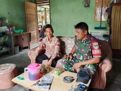 Serap Aspirasi Lini Bawah, Babinsa Koramil Seberida Kunjungi Tokoh Masyarakat Desa