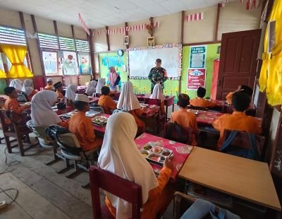 Serda Miskal Babinsa 01/TBH Cek Langsung Program MBG di SDN 010 Tembilahan Hulu