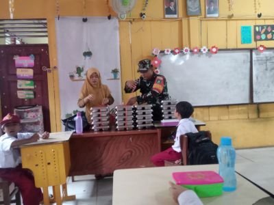 SERDA ZULKARNAIN MENGAWASI PENYALURAN MAKAN SEHAT BERGIZI, SASAR 3.125 PENERIMA DI BATHIN SOLAPAN