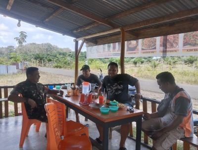 Serma Teni Maldes Sambangi Warga,  Komsos Perkuat Kedekatan TNI
