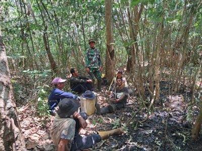 Sertu Jainuri Perkuat Pengawasan Karhutla Bersama Masyarakat Sungai Cingam
