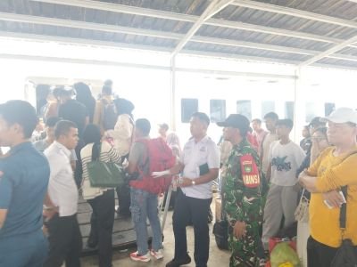Sertu Pardin Melaksanakan Komsos di Pelabuhan Tanjung Harapan