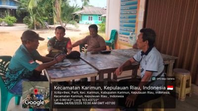 Sertu Taufik Ajak Warga Desa Parit Siapkan Gotong Royong HUT RI