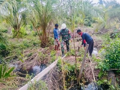 Tak Hanya Berpatroli, Babinsa dan Warga Jaga Harapan Lewat Pengecekan Kanal di Desa Temiang