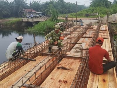 Tantang Faktor Cuaca, Pembangunan Jembatan Garuda di Pekaitan Rohil Terus Dikebut