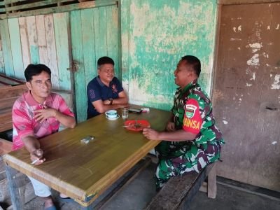 Terus Jaga Hubungan Baik, Babinsa Laksanakan Komsos Bersama Warga