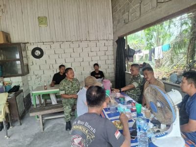 Terus Jaga Hubungan Baik, Babinsa Laksanakan Komsos Bersama Warga