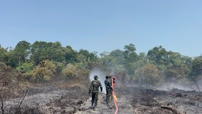 Tim Gabungan Yonif TP 849/BS Berhasil Padamkan Karhutla di Bukit Langkap Lingga Timur