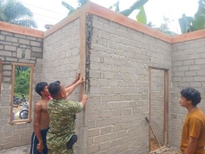 Wujud Kepedulian TNI, Koptu Irwan Bantu Warga Bangun Rumah di Desa Pulau Busuk Jaya