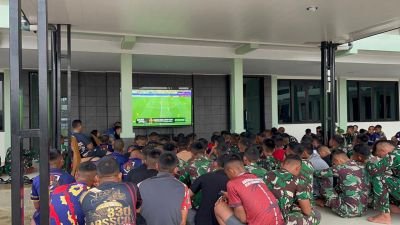 Yonif TP 850/SC Gelar Nobar Bersama Warga Sekitar