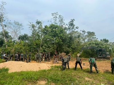Yonif TP 850/SC Kerahkan Alat Berat Bangun Lapangan Voli Warga